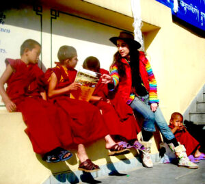 Marta compartiendo momentos en Nepal con monjes