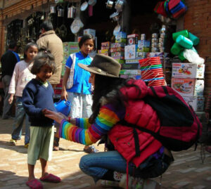 Marta compartiendo momentos en Nepal con niños