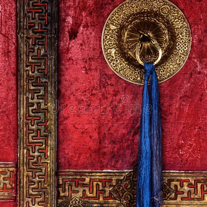 Puerta de monasterio tibetano